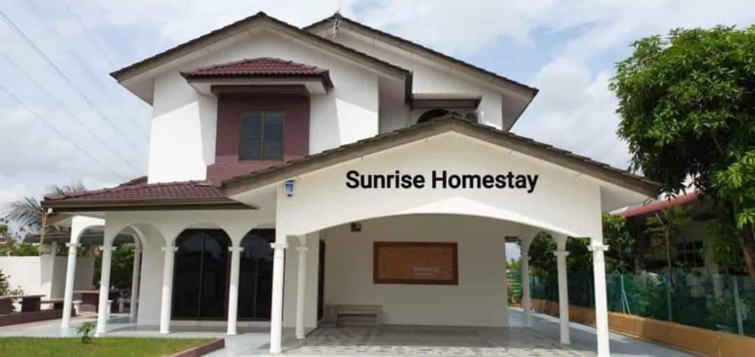 Sunrise Homestay อลอร์สตาร์ ภายนอก รูปภาพ